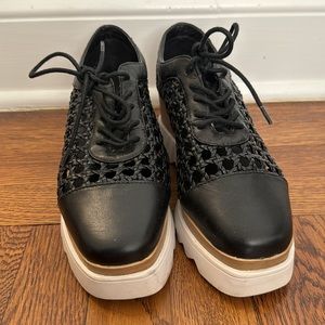 Platform woven black shoes
